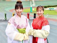 　向日町記念開催中の奈良競輪でラウンドガールを務める藤澤夕海香さん（左）、高棹はるかさん