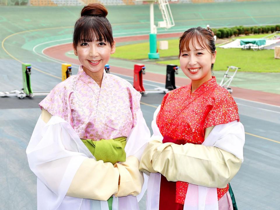 　向日町記念開催中の奈良競輪でラウンドガールを務める藤澤夕海香さん（左）、高棹はるかさん