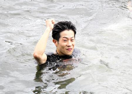 　水面に投げ込まれガッツポーズを見せる山下大輝