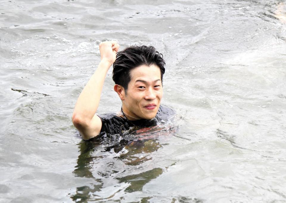 　水面に投げ込まれガッツポーズを見せる山下大輝