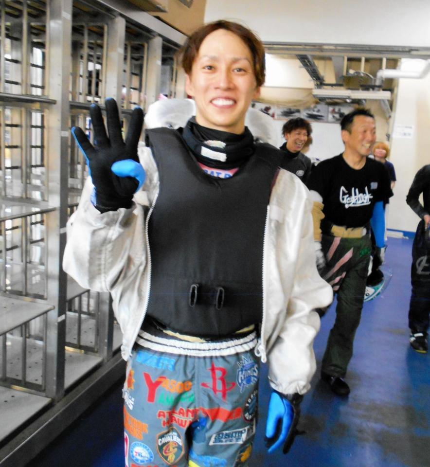 　江戸川Ｖ４ポーズで喜ぶ山田康二