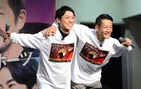 　トークショーで仲の良さをアピールする桐生順平（左）と茅原悠紀