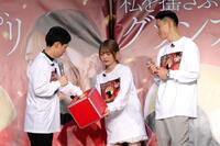 　トークショーで抽選会を行う（左から）桐生順平、福留光帆、茅原悠紀