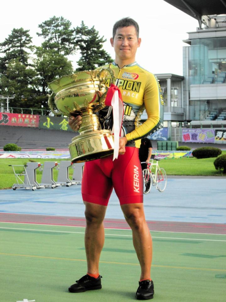 　ゴールドカップを手にする脇本雄太