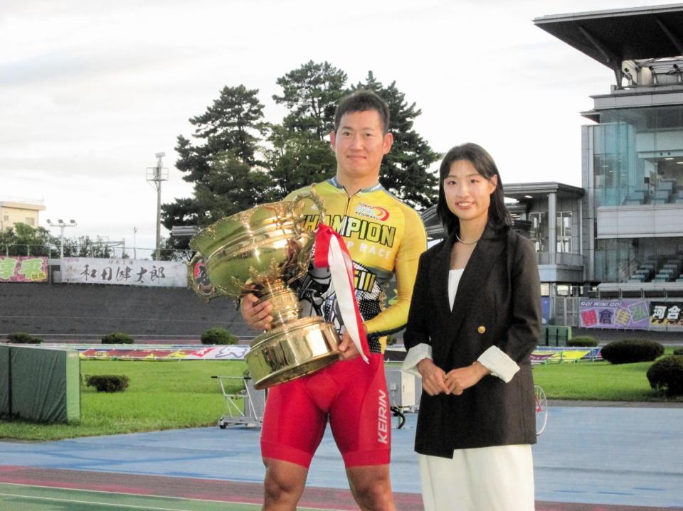 　優勝しゴールドカップを手にする脇本雄太（左）とプレゼンターの奥原希望