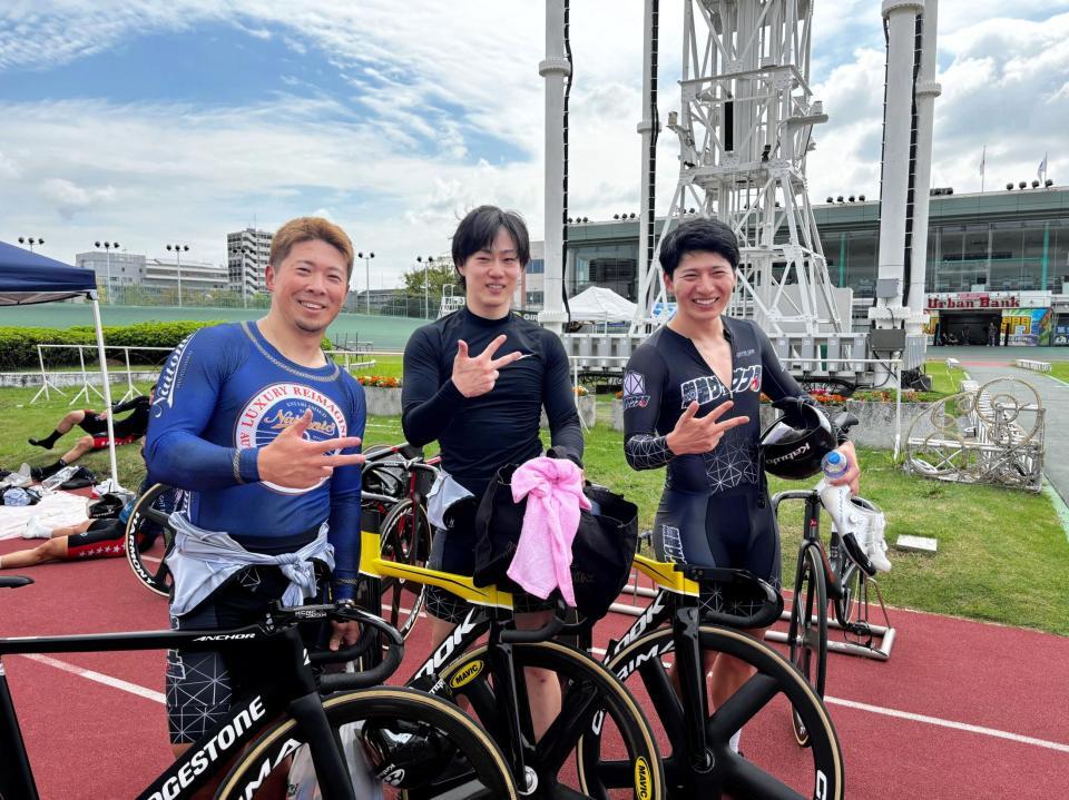 　優勝した静岡勢（左から）深谷知広、渡辺雄太、簗田一輝