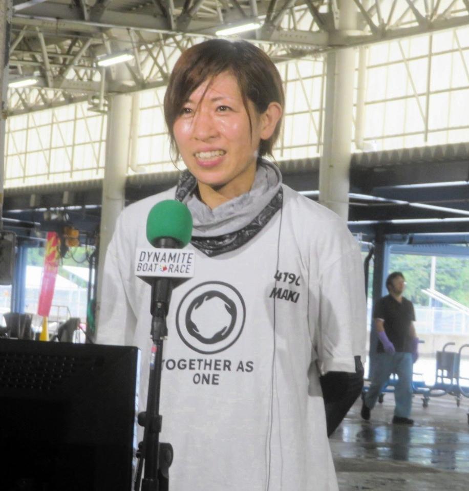 　女子ではただ一人トーナメント１着でインタビューを受ける長嶋万記