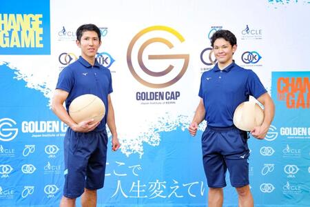 　早期卒業候補者となった小笠原匠海候補生（左）と高橋奏多候補生（公益財団法人ＪＫＡ提供）