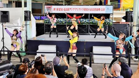 　豊橋競輪でパフォーマンス中のバーレスクダンサー（後列左から）らんか、あん、まつり（前列左から）みりか、しゅい、ゆめ