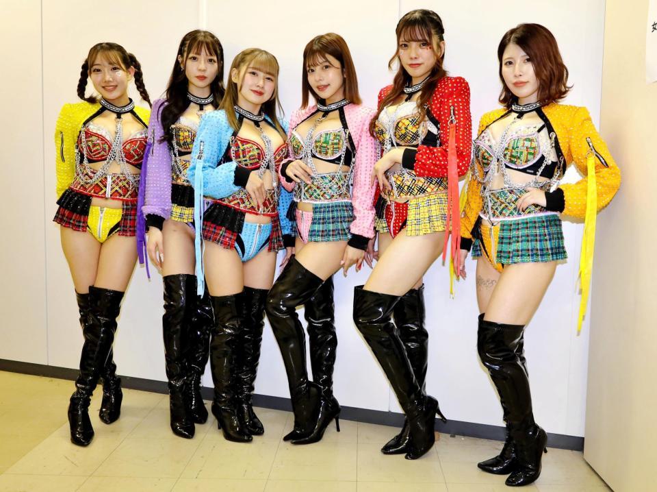 　豊橋競輪に来場したバーレスクダンサー（左から）しゅい、みりか、ゆめ、らんか、あん、まつり