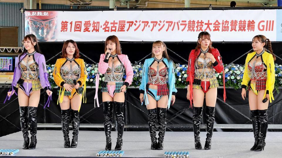 　豊橋競輪でパフォーマンス中のバーレスクダンサー（左から）みりか、まつり、らんか、ゆめ、あん、しゅい