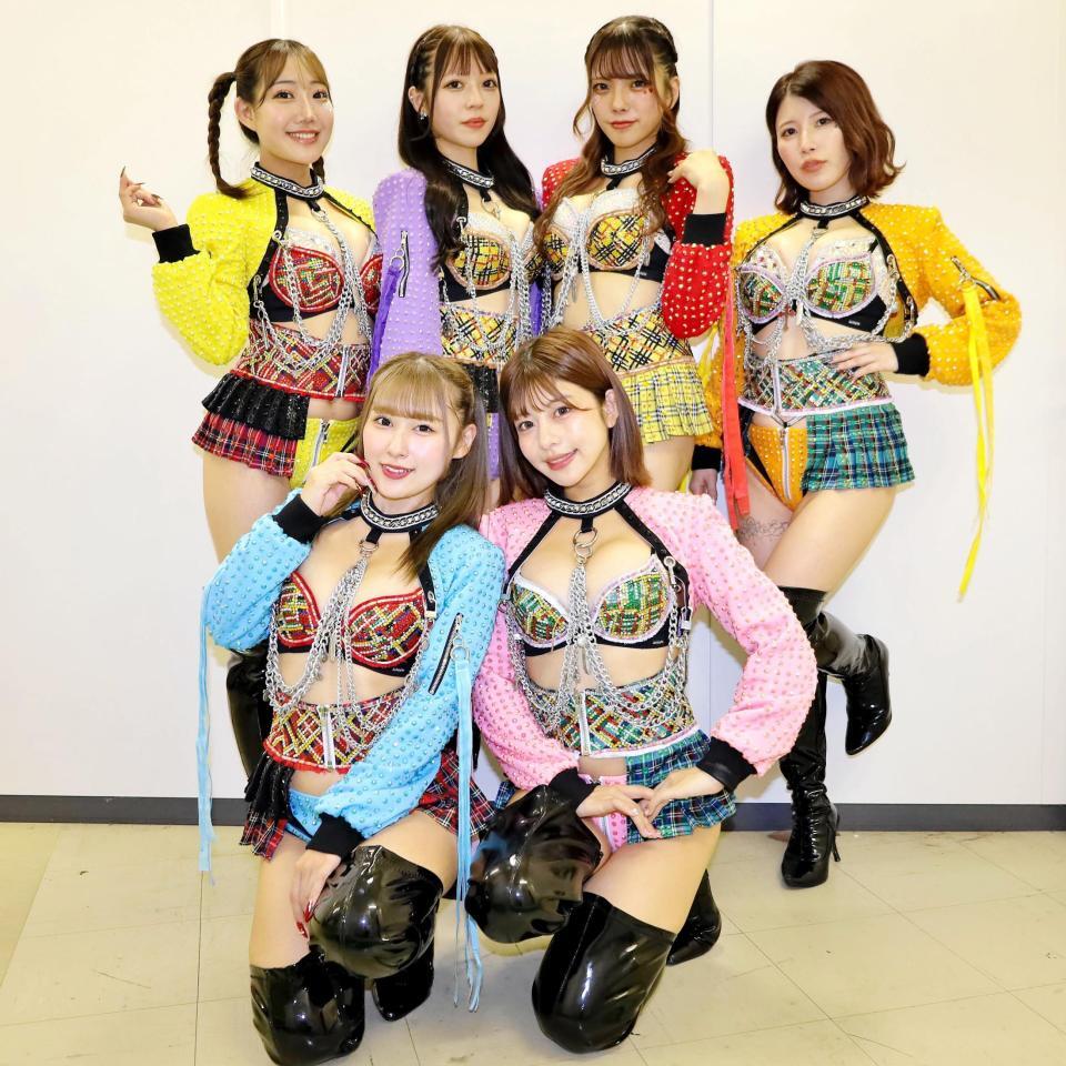 　豊橋競輪に来場したバーレスクダンサー（後列左から）しゅい、みりか、あん、まつり（前列左から）ゆめ、らんか