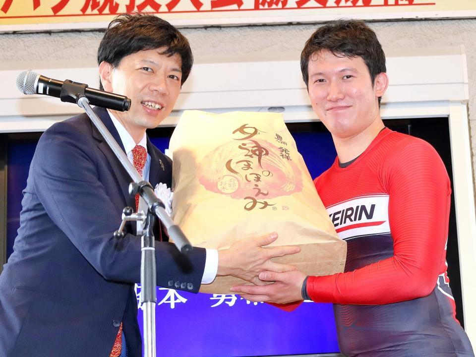 　長坂尚登豊橋市長（左）から豊橋発祥の米（女神のほほえみ）を贈呈された脇本勇希