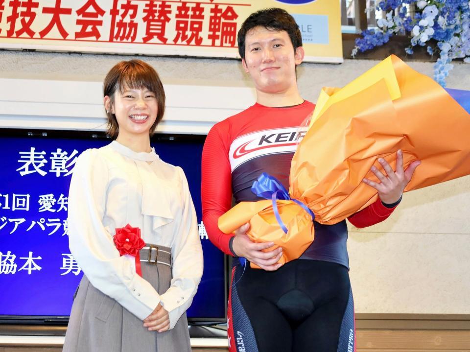 　スピードスケート金メダリストの高木菜那さん（左）から花束を贈呈された脇本勇希