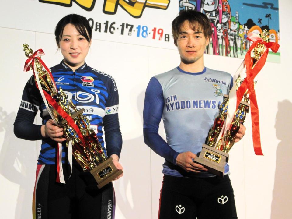 　ガールズで優勝した児玉碧衣（左）と山田庸平