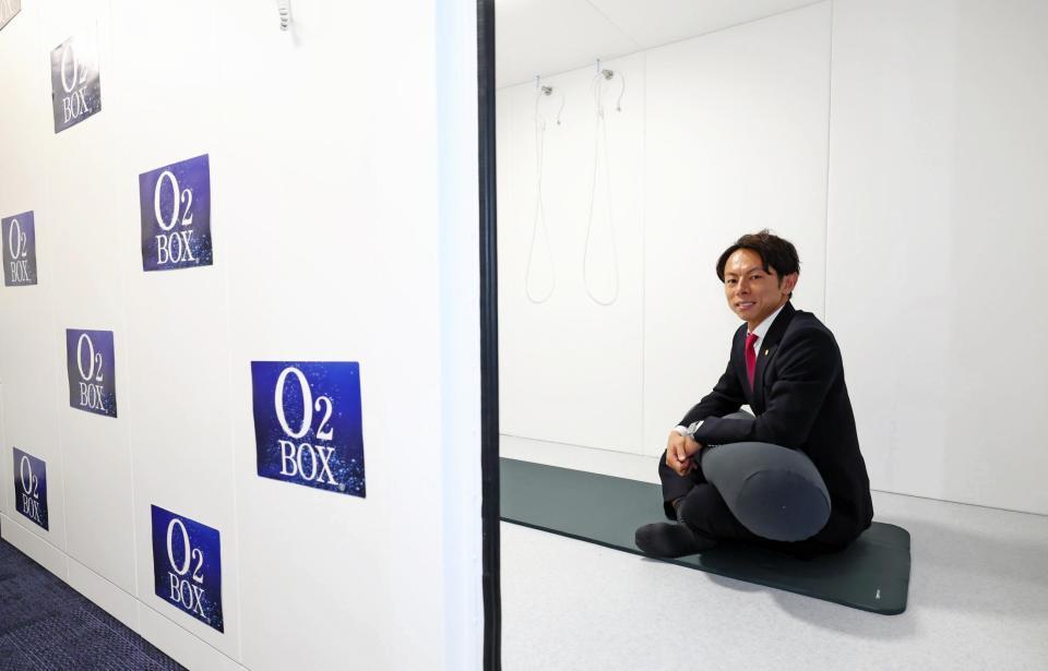 　新たに設置された酸素カプセル内に入る長田頼宗