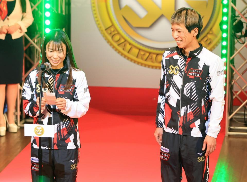 　新田雄史（右）の代わりに選手宣誓する守屋美穂