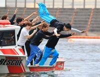 　ＳＧ初勝利し、水神祭で水面に投げ込まれる北山康介（右上）