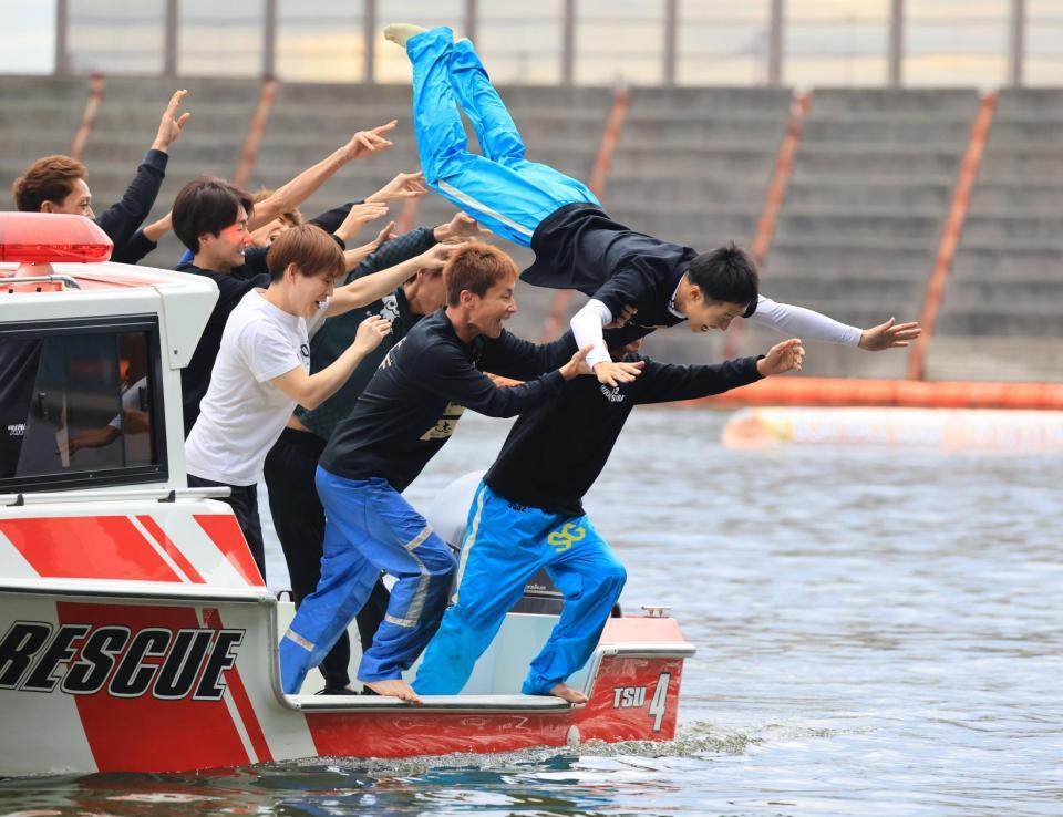 　ＳＧ初勝利し、水神祭で水面に投げ込まれる北山康介（右上）