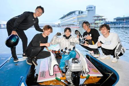 　初優出初優勝を決めた末永和也（中央）