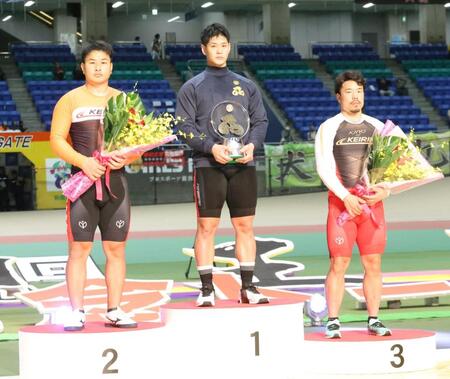 表彰台に上がる（左から）２着・松本貴治、１着・嘉永泰斗、３着・古性優作