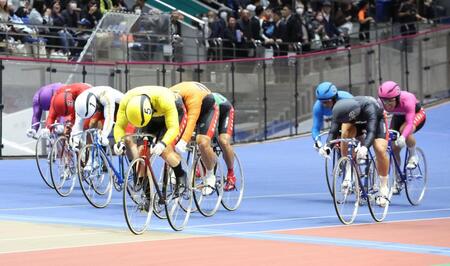 寛仁親王牌を制した嘉永泰斗（中央）＝前橋競輪場