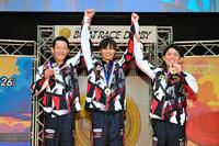 　初優出初優勝を決めた末永和也（中央）