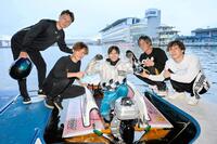 　初優出初優勝を決めた末永和也（中央）