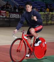 寛仁親王牌を制し、ガッツポーズしながらウィニングランをする嘉永泰斗＝前橋競輪場