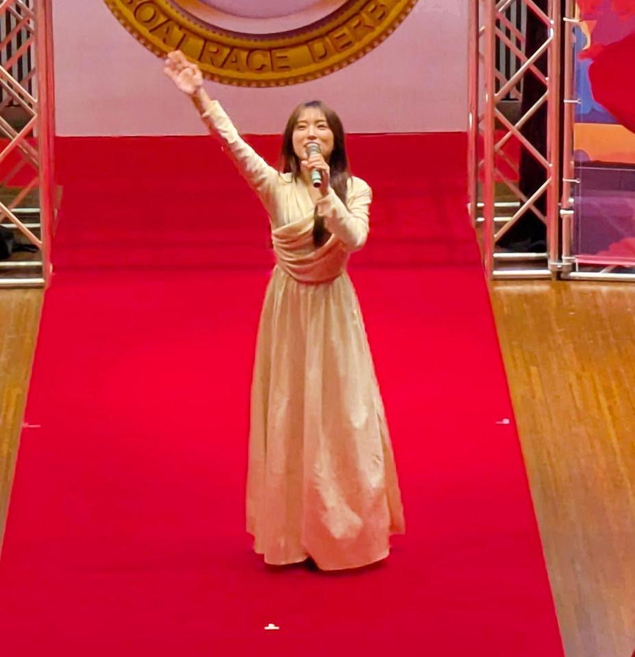 　ファンの声援に手を振って応える矢吹奈子