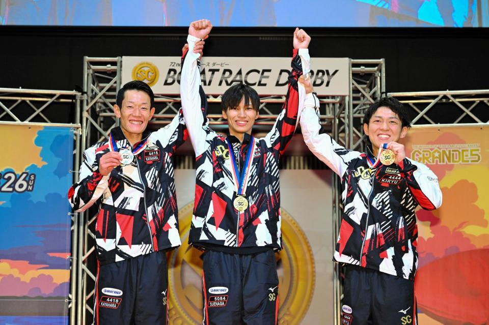 　初優出初優勝を決めた末永和也（中央）