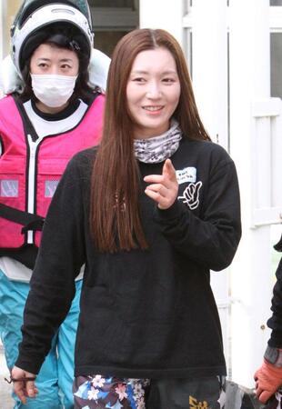 　チルト３度の６３号機を手にし調整に悩む西橋奈未