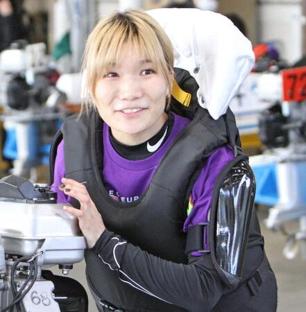 　エンジンの良さに満足顔の三嶌こころ