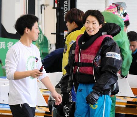 　転覆のアクシデントを乗り越え予選通過の中田竜太（右）