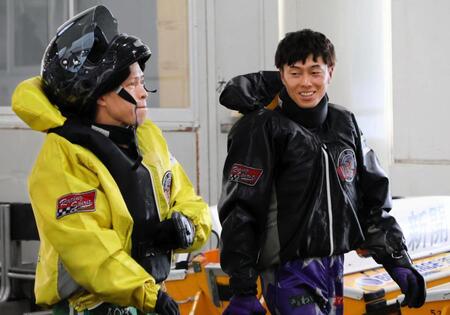 　準優１１Ｒで１着の中島孝平（左）と話す２着の丸野一樹