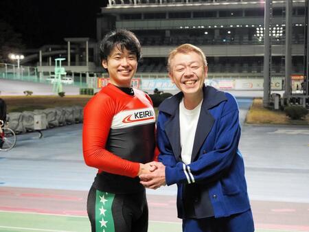 　デイリースポーツ杯を優勝した関根健太郎とプレゼンターの玉袋筋太郎