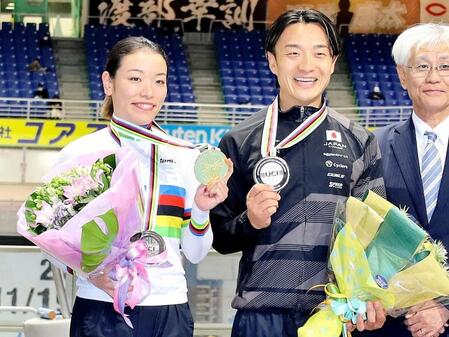 　メダルを手に笑顔の佐藤水菜（左）、窪木一茂