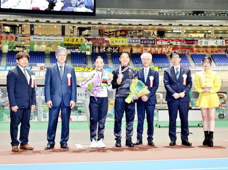 　メダルを手にして笑顔の佐藤水菜（左から３人目）、窪木一茂（同４人目）