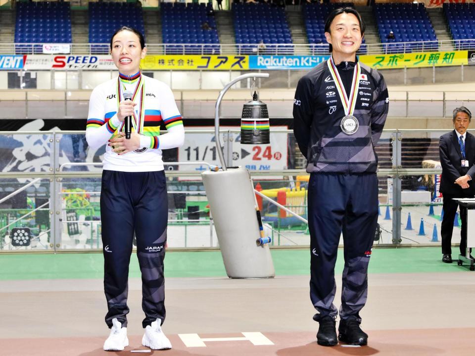 　ファンの声援に笑顔の佐藤水菜（左）、窪木一茂