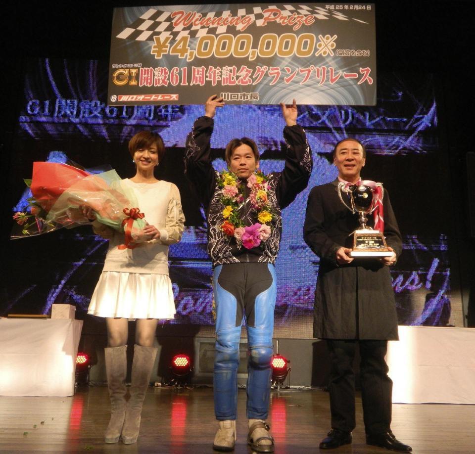 　ファンの声援に応える池田政和さん（中央）左は女優の伊藤裕子、右はモト冬樹