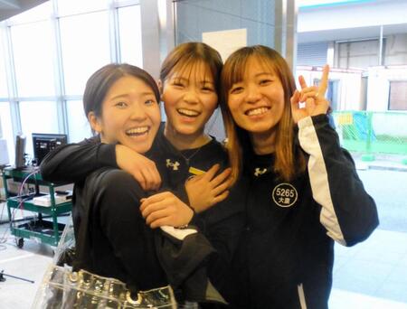 同期３人揃っての予選突破を喜ぶ登みひ果、井上遥妃、大広咲季（左から）