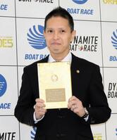 　ゴールデンレーサーの表彰を受けた中島孝平