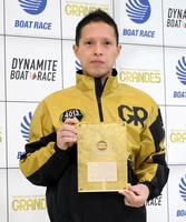 　ゴールデンレーサーの表彰を受けた中島孝平