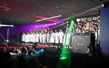 　ステージに並ぶ出場選手たち（撮影・西田忠信）