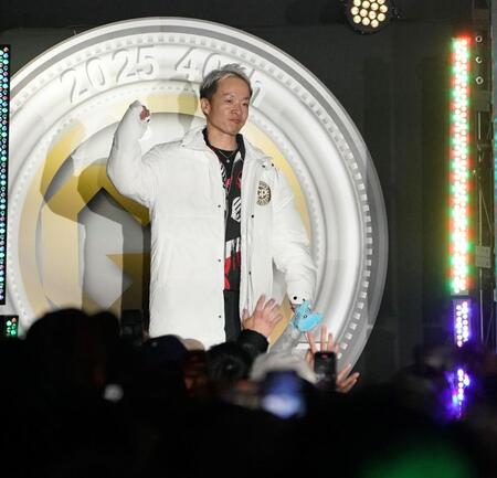 　オープニングセレモニーに登場する山口剛（撮影・西田忠信）