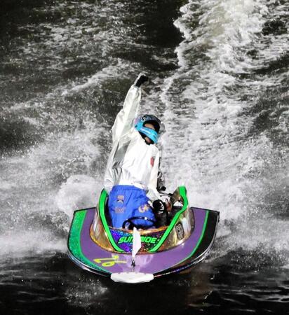 　トライアル１ｓｔの11Ｒをイン逃げで制しスタンドのファンにガッツポーズで応える峰竜太