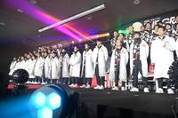 　ステージに並ぶ出場選手たち（撮影・西田忠信）