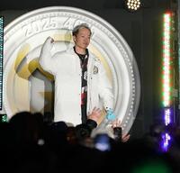 　オープニングセレモニーに登場する山口剛（撮影・西田忠信）