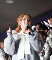 　オープニングセレモニーに登場した福留光帆（撮影・西田忠信）