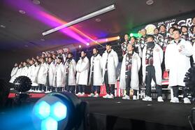 　ステージに並ぶ出場選手たち（撮影・西田忠信）